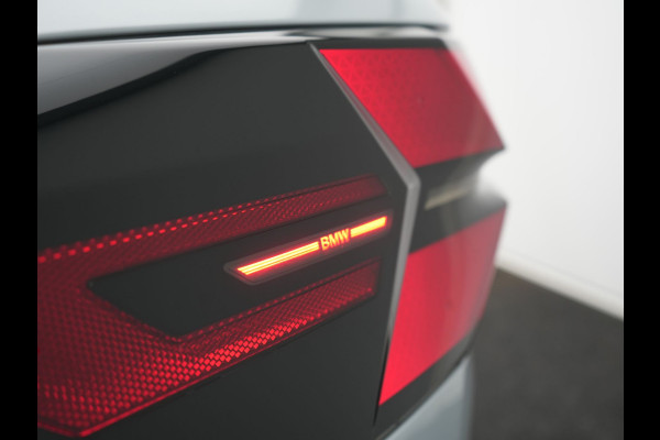 BMW X5 xDrive50e M Sport PRO Plug In Hybrid 490pk Dealer O.H. PHEV | Trekhaak Af Fabriek | Luchtvering | Panodak Skylounge | Adaptive Cruise | 360 Camera | Harman / Kardon | Merino Lederen Sportstoelen Memory & Verwarmd | Bekerhouders Verwarmd & Gekoeld | Stuur Verwarmd | Sfeerverlichting | Keyless | Blis | Navigatie | DAB |