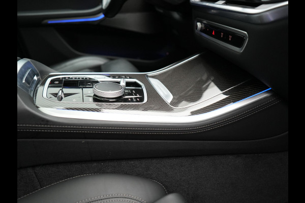 BMW X5 xDrive50e M Sport PRO Plug In Hybrid 490pk Dealer O.H. PHEV | Trekhaak Af Fabriek | Luchtvering | Panodak Skylounge | Adaptive Cruise | 360 Camera | Harman / Kardon | Merino Lederen Sportstoelen Memory & Verwarmd | Bekerhouders Verwarmd & Gekoeld | Stuur Verwarmd | Sfeerverlichting | Keyless | Blis | Navigatie | DAB |