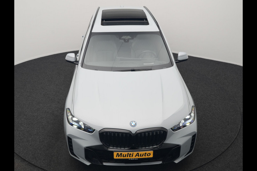 BMW X5 xDrive50e M Sport PRO Plug In Hybrid 490pk Dealer O.H. PHEV | Trekhaak Af Fabriek | Luchtvering | Panodak Skylounge | Adaptive Cruise | 360 Camera | Harman / Kardon | Merino Lederen Sportstoelen Memory & Verwarmd | Bekerhouders Verwarmd & Gekoeld | Stuur Verwarmd | Sfeerverlichting | Keyless | Blis | Navigatie | DAB |