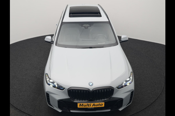 BMW X5 xDrive50e M Sport PRO Plug In Hybrid 490pk Dealer O.H. PHEV | Trekhaak Af Fabriek | Luchtvering | Panodak Skylounge | Adaptive Cruise | 360 Camera | Harman / Kardon | Merino Lederen Sportstoelen Memory & Verwarmd | Bekerhouders Verwarmd & Gekoeld | Stuur Verwarmd | Sfeerverlichting | Keyless | Blis | Navigatie | DAB |