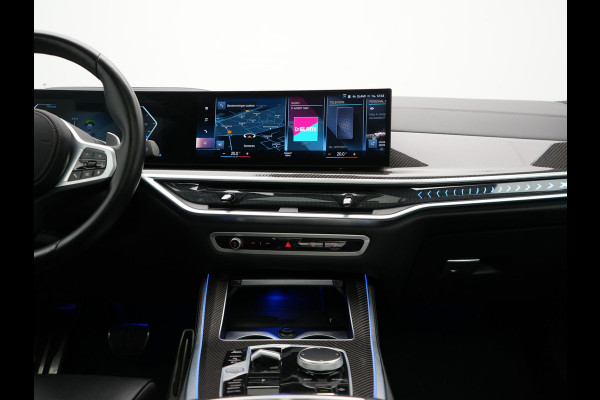 BMW X5 xDrive50e M Sport PRO Plug In Hybrid 490pk Dealer O.H. PHEV | Trekhaak Af Fabriek | Luchtvering | Panodak Skylounge | Adaptive Cruise | 360 Camera | Harman / Kardon | Merino Lederen Sportstoelen Memory & Verwarmd | Bekerhouders Verwarmd & Gekoeld | Stuur Verwarmd | Sfeerverlichting | Keyless | Blis | Navigatie | DAB |