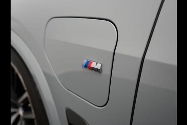 BMW X5 xDrive50e M Sport PRO Plug In Hybrid 490pk Dealer O.H. PHEV | Trekhaak Af Fabriek | Luchtvering | Panodak Skylounge | Adaptive Cruise | 360 Camera | Harman / Kardon | Merino Lederen Sportstoelen Memory & Verwarmd | Bekerhouders Verwarmd & Gekoeld | Stuur Verwarmd | Sfeerverlichting | Keyless | Blis | Navigatie | DAB |