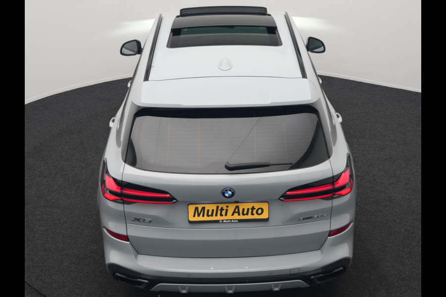 BMW X5 xDrive50e M Sport PRO Plug In Hybrid 490pk Dealer O.H. PHEV | Trekhaak Af Fabriek | Luchtvering | Panodak Skylounge | Adaptive Cruise | 360 Camera | Harman / Kardon | Merino Lederen Sportstoelen Memory & Verwarmd | Bekerhouders Verwarmd & Gekoeld | Stuur Verwarmd | Sfeerverlichting | Keyless | Blis | Navigatie | DAB |