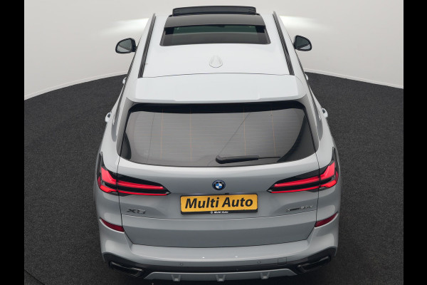 BMW X5 xDrive50e M Sport PRO Plug In Hybrid 490pk Dealer O.H. PHEV | Trekhaak Af Fabriek | Luchtvering | Panodak Skylounge | Adaptive Cruise | 360 Camera | Harman / Kardon | Merino Lederen Sportstoelen Memory & Verwarmd | Bekerhouders Verwarmd & Gekoeld | Stuur Verwarmd | Sfeerverlichting | Keyless | Blis | Navigatie | DAB |
