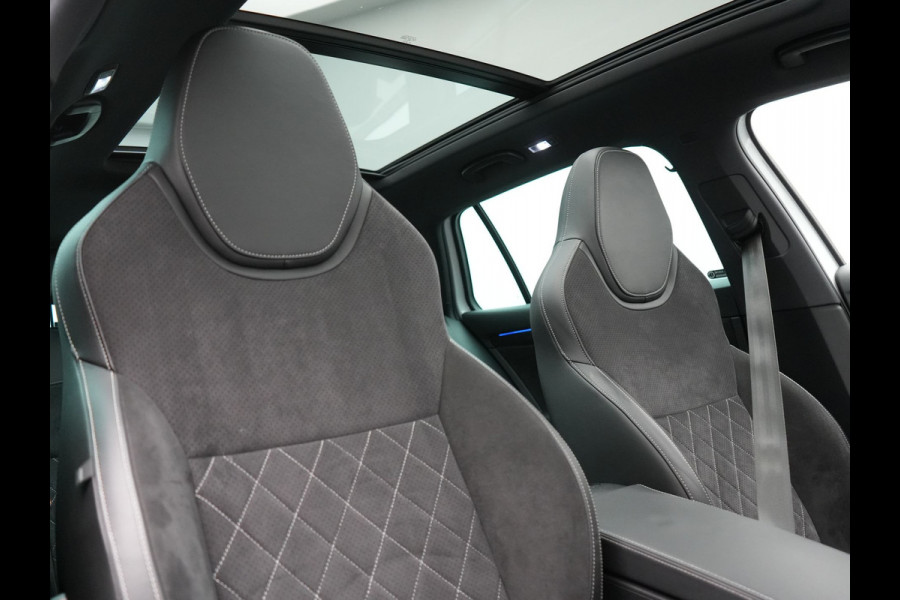 Škoda Superb Combi 1.4 TSI iV Sportline Business Plug In Hybrid 218pk PHEV | Panodak | Adaptive Cruise | Camera | Canton Audio | Alcantara Sportstoelen Memory & Verwarmd | Sfeerverlichting | Apple Carplay | Crystal LED | Stuur Verwarmd | Navigatie | DAB |