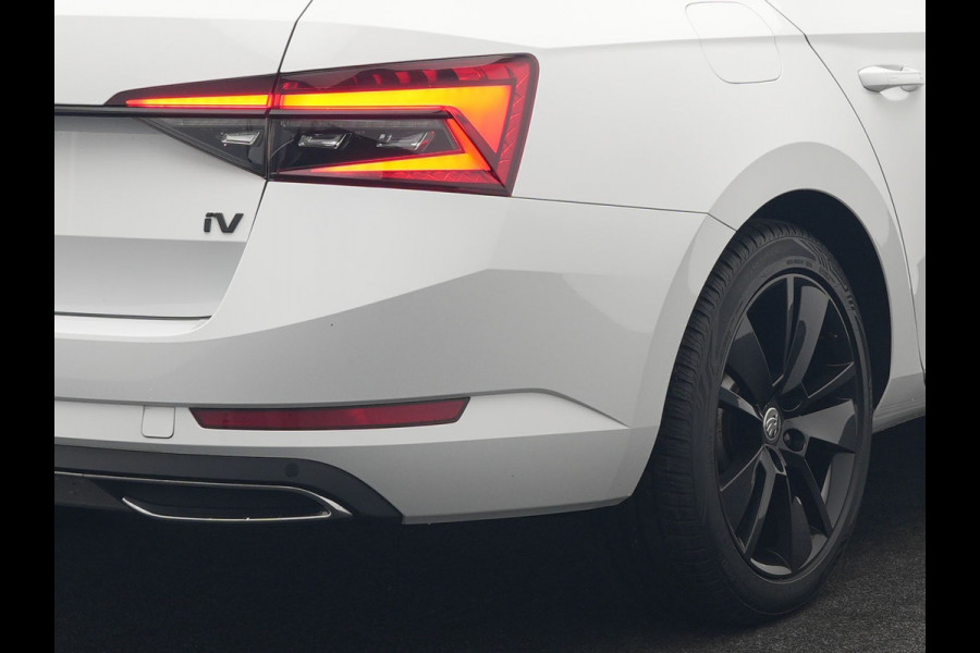 Škoda Superb Combi 1.4 TSI iV Sportline Business Plug In Hybrid 218pk PHEV | Panodak | Adaptive Cruise | Camera | Canton Audio | Alcantara Sportstoelen Memory & Verwarmd | Sfeerverlichting | Apple Carplay | Crystal LED | Stuur Verwarmd | Navigatie | DAB |
