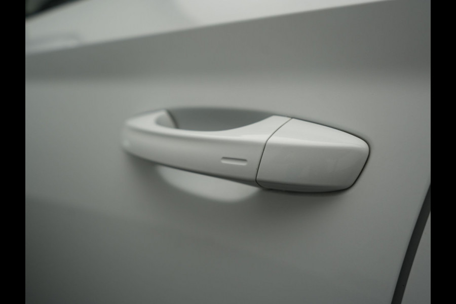 Škoda Superb Combi 1.4 TSI iV Sportline Business Plug In Hybrid 218pk PHEV | Panodak | Adaptive Cruise | Camera | Canton Audio | Alcantara Sportstoelen Memory & Verwarmd | Sfeerverlichting | Apple Carplay | Crystal LED | Stuur Verwarmd | Navigatie | DAB |