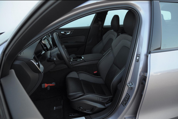 Volvo V60 T6 350PK Automaat AWD Plus Dark / Adaptive cruise control / Elektrische stoelen / Harman Kardon audio / Trekhaak / Pilot assist / BLIS / Stoel en stuur verwarming / Elektrische achterklep / Parkeersensoren met 360 camera / Google infotainment