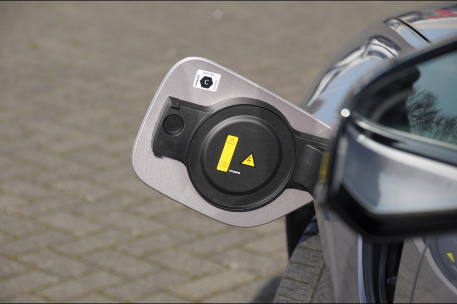 Volvo V60 T6 350PK Automaat AWD Plus Dark / Adaptive cruise control / Elektrische stoelen / Harman Kardon audio / Trekhaak / Pilot assist / BLIS / Stoel en stuur verwarming / Elektrische achterklep / Parkeersensoren met 360 camera / Google infotainment