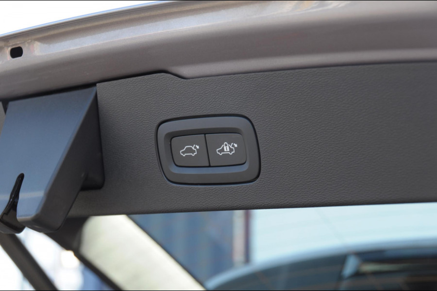 Volvo V60 T6 350PK Automaat AWD Plus Dark / Adaptive cruise control / Elektrische stoelen / Harman Kardon audio / Trekhaak / Pilot assist / BLIS / Stoel en stuur verwarming / Elektrische achterklep / Parkeersensoren met 360 camera / Google infotainment