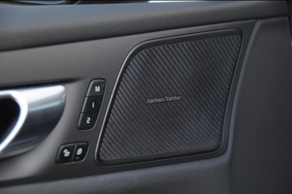 Volvo V60 T6 350PK Automaat AWD Plus Dark / Adaptive cruise control / Elektrische stoelen / Harman Kardon audio / Trekhaak / Pilot assist / BLIS / Stoel en stuur verwarming / Elektrische achterklep / Parkeersensoren met 360 camera / Google infotainment