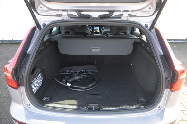 Volvo V60 T6 350PK Automaat AWD Plus Dark / Adaptive cruise control / Elektrische stoelen / Harman Kardon audio / Trekhaak / Pilot assist / BLIS / Stoel en stuur verwarming / Elektrische achterklep / Parkeersensoren met 360 camera / Google infotainment