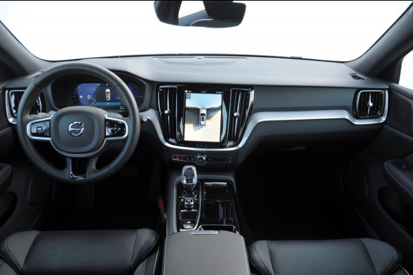 Volvo V60 T6 350PK Automaat AWD Plus Dark / Adaptive cruise control / Elektrische stoelen / Harman Kardon audio / Trekhaak / Pilot assist / BLIS / Stoel en stuur verwarming / Elektrische achterklep / Parkeersensoren met 360 camera / Google infotainment