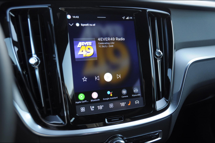 Volvo V60 T6 350PK Automaat AWD Plus Dark / Adaptive cruise control / Elektrische stoelen / Harman Kardon audio / Trekhaak / Pilot assist / BLIS / Stoel en stuur verwarming / Elektrische achterklep / Parkeersensoren met 360 camera / Google infotainment
