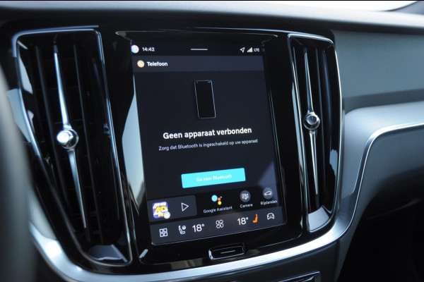 Volvo V60 T6 350PK Automaat AWD Plus Dark / Adaptive cruise control / Elektrische stoelen / Harman Kardon audio / Trekhaak / Pilot assist / BLIS / Stoel en stuur verwarming / Elektrische achterklep / Parkeersensoren met 360 camera / Google infotainment