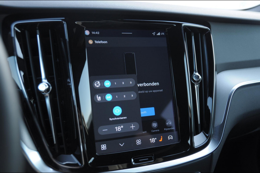 Volvo V60 T6 350PK Automaat AWD Plus Dark / Adaptive cruise control / Elektrische stoelen / Harman Kardon audio / Trekhaak / Pilot assist / BLIS / Stoel en stuur verwarming / Elektrische achterklep / Parkeersensoren met 360 camera / Google infotainment