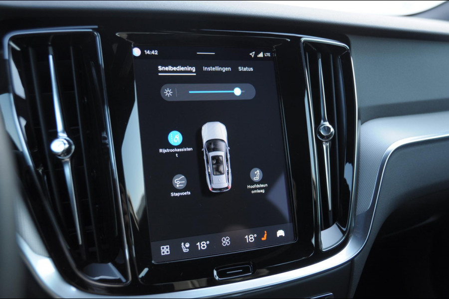 Volvo V60 T6 350PK Automaat AWD Plus Dark / Adaptive cruise control / Elektrische stoelen / Harman Kardon audio / Trekhaak / Pilot assist / BLIS / Stoel en stuur verwarming / Elektrische achterklep / Parkeersensoren met 360 camera / Google infotainment