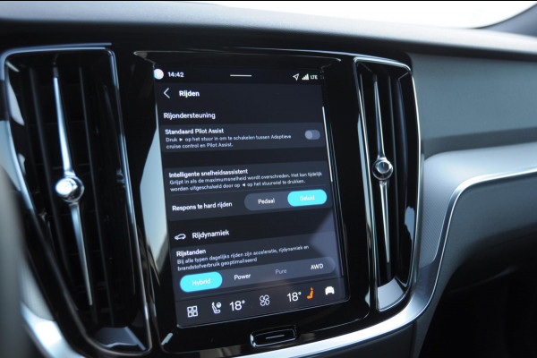 Volvo V60 T6 350PK Automaat AWD Plus Dark / Adaptive cruise control / Elektrische stoelen / Harman Kardon audio / Trekhaak / Pilot assist / BLIS / Stoel en stuur verwarming / Elektrische achterklep / Parkeersensoren met 360 camera / Google infotainment