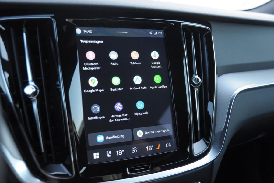 Volvo V60 T6 350PK Automaat AWD Plus Dark / Adaptive cruise control / Elektrische stoelen / Harman Kardon audio / Trekhaak / Pilot assist / BLIS / Stoel en stuur verwarming / Elektrische achterklep / Parkeersensoren met 360 camera / Google infotainment