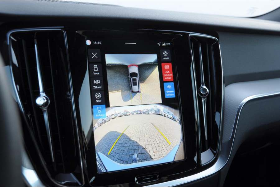 Volvo V60 T6 350PK Automaat AWD Plus Dark / Adaptive cruise control / Elektrische stoelen / Harman Kardon audio / Trekhaak / Pilot assist / BLIS / Stoel en stuur verwarming / Elektrische achterklep / Parkeersensoren met 360 camera / Google infotainment