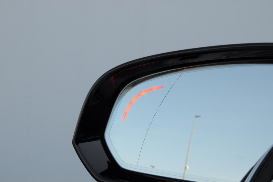 Volvo V60 T6 350PK Automaat AWD Plus Dark / Adaptive cruise control / Elektrische stoelen / Harman Kardon audio / Trekhaak / Pilot assist / BLIS / Stoel en stuur verwarming / Elektrische achterklep / Parkeersensoren met 360 camera / Google infotainment