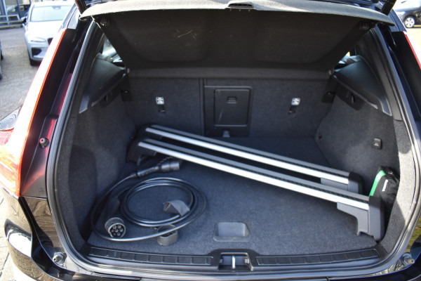 Volvo XC40 Recharge AWD 408PK R-Design | Carplay | 20'' LMV | Trekhaak | ACC | Elektr. Achterklep | Blis | Keyless