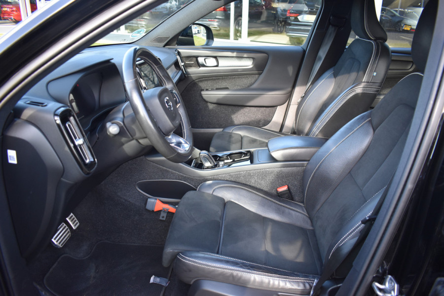 Volvo XC40 Recharge AWD 408PK R-Design | Carplay | 20'' LMV | Trekhaak | ACC | Elektr. Achterklep | Blis | Keyless