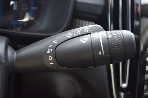 Volvo XC40 Recharge AWD 408PK R-Design | Carplay | 20'' LMV | Trekhaak | ACC | Elektr. Achterklep | Blis | Keyless