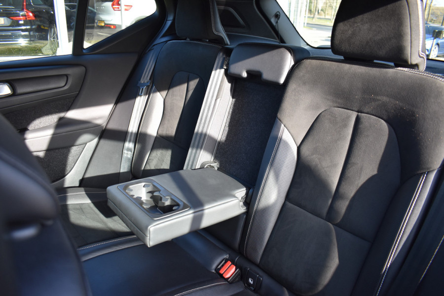 Volvo XC40 Recharge AWD 408PK R-Design | Carplay | 20'' LMV | Trekhaak | ACC | Elektr. Achterklep | Blis | Keyless