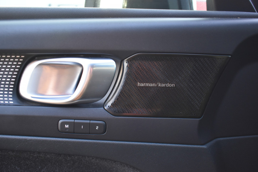 Volvo XC40 Recharge AWD 408PK R-Design | Carplay | 20'' LMV | Trekhaak | ACC | Elektr. Achterklep | Blis | Keyless