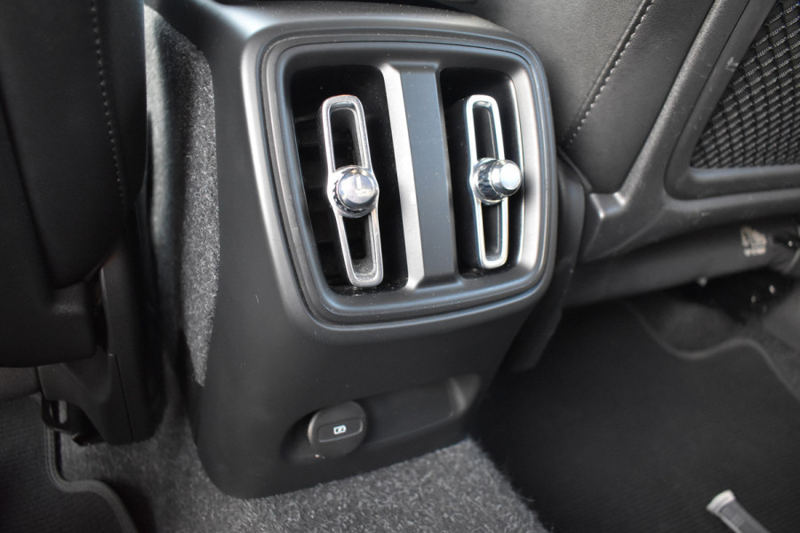 Volvo XC40 Recharge AWD 408PK R-Design | Carplay | 20'' LMV | Trekhaak | ACC | Elektr. Achterklep | Blis | Keyless
