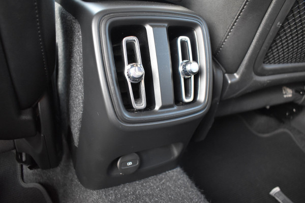 Volvo XC40 Recharge AWD 408PK R-Design | Carplay | 20'' LMV | Trekhaak | ACC | Elektr. Achterklep | Blis | Keyless