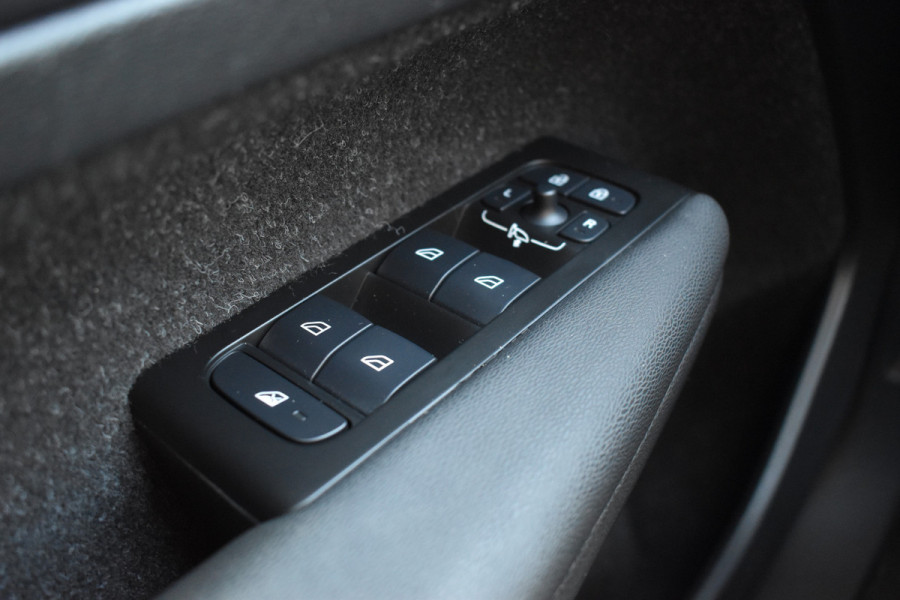 Volvo XC40 Recharge AWD 408PK R-Design | Carplay | 20'' LMV | Trekhaak | ACC | Elektr. Achterklep | Blis | Keyless