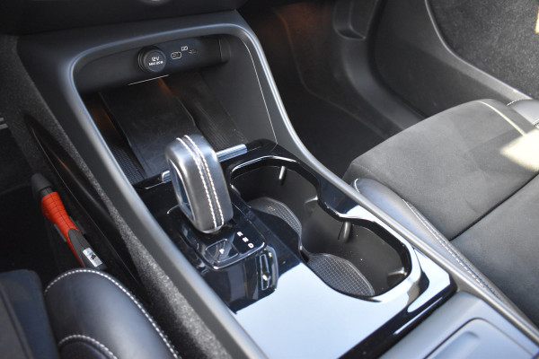 Volvo XC40 Recharge AWD 408PK R-Design | Carplay | 20'' LMV | Trekhaak | ACC | Elektr. Achterklep | Blis | Keyless