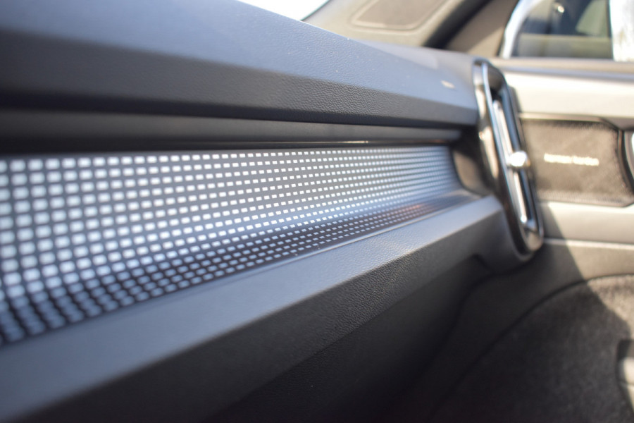 Volvo XC40 Recharge AWD 408PK R-Design | Carplay | 20'' LMV | Trekhaak | ACC | Elektr. Achterklep | Blis | Keyless