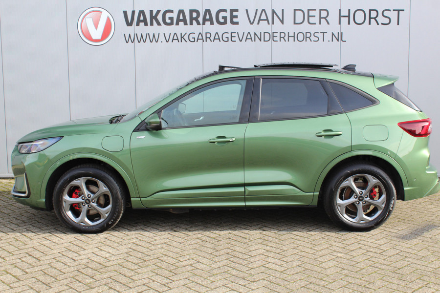 Ford Kuga 2.5-243pk PHEV ST-Line X. Trekgewicht 2.100kg. Nieuw Model ! Van €. 54.937,- voor €. 43.735,- Trekgewicht van 2.100kg ! Elektr. panodak., elektr. trekhaak, stoel-, stuur- en voorraamverw., 360gr. Camera, HUD, AppleCarplay/Androidauto, Elektr. verstelb. comfortstoelen, LED verl.