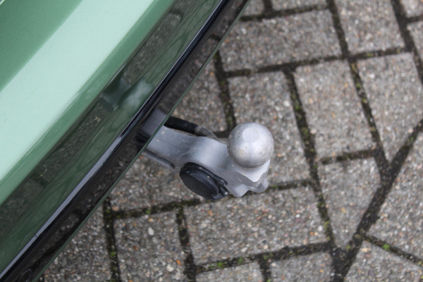 Ford Kuga 2.5-243pk PHEV ST-Line X. Trekgewicht 2.100kg. Nieuw Model ! Van €. 54.937,- voor €. 43.735,- Trekgewicht van 2.100kg ! Elektr. panodak., elektr. trekhaak, stoel-, stuur- en voorraamverw., 360gr. Camera, HUD, AppleCarplay/Androidauto, Elektr. verstelb. comfortstoelen, LED verl.