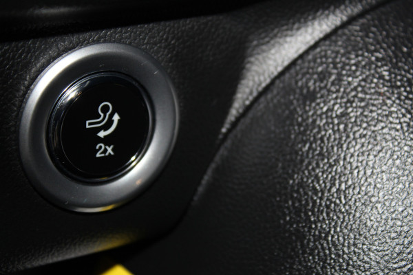 Ford Kuga 2.5-243pk PHEV ST-Line X. Trekgewicht 2.100kg. Nieuw Model ! Van €. 54.937,- voor €. 43.735,- Trekgewicht van 2.100kg ! Elektr. panodak., elektr. trekhaak, stoel-, stuur- en voorraamverw., 360gr. Camera, HUD, AppleCarplay/Androidauto, Elektr. verstelb. comfortstoelen, LED verl.