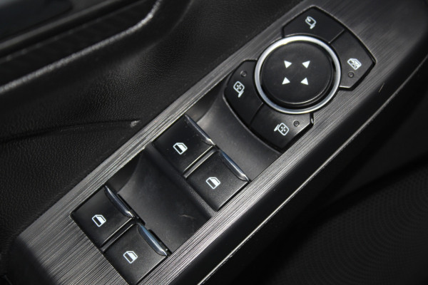 Ford Kuga 2.5-243pk PHEV ST-Line X. Trekgewicht 2.100kg. Nieuw Model ! Van €. 54.937,- voor €. 43.735,- Trekgewicht van 2.100kg ! Elektr. panodak., elektr. trekhaak, stoel-, stuur- en voorraamverw., 360gr. Camera, HUD, AppleCarplay/Androidauto, Elektr. verstelb. comfortstoelen, LED verl.