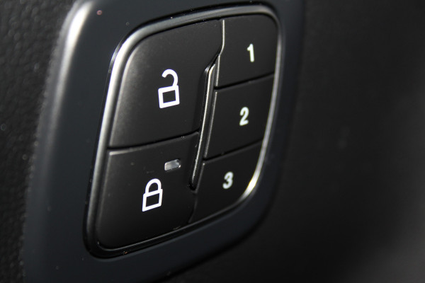 Ford Kuga 2.5-243pk PHEV ST-Line X. Trekgewicht 2.100kg. Nieuw Model ! Van €. 54.937,- voor €. 43.735,- Trekgewicht van 2.100kg ! Elektr. panodak., elektr. trekhaak, stoel-, stuur- en voorraamverw., 360gr. Camera, HUD, AppleCarplay/Androidauto, Elektr. verstelb. comfortstoelen, LED verl.