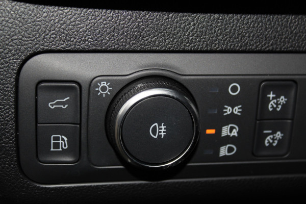 Ford Kuga 2.5-243pk PHEV ST-Line X. Trekgewicht 2.100kg. Nieuw Model ! Van €. 54.937,- voor €. 43.735,- Trekgewicht van 2.100kg ! Elektr. panodak., elektr. trekhaak, stoel-, stuur- en voorraamverw., 360gr. Camera, HUD, AppleCarplay/Androidauto, Elektr. verstelb. comfortstoelen, LED verl.