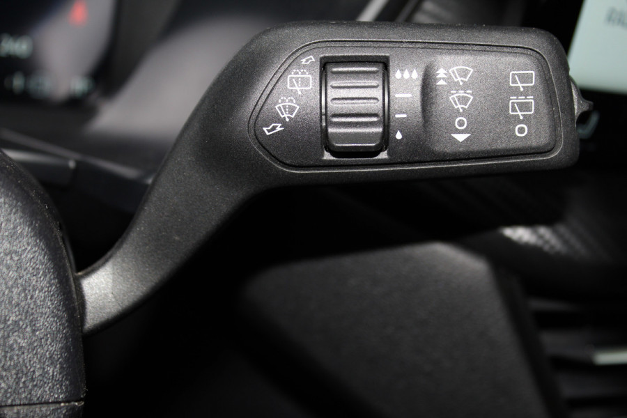 Ford Kuga 2.5-243pk PHEV ST-Line X. Trekgewicht 2.100kg. Nieuw Model ! Van €. 54.937,- voor €. 43.735,- Trekgewicht van 2.100kg ! Elektr. panodak., elektr. trekhaak, stoel-, stuur- en voorraamverw., 360gr. Camera, HUD, AppleCarplay/Androidauto, Elektr. verstelb. comfortstoelen, LED verl.