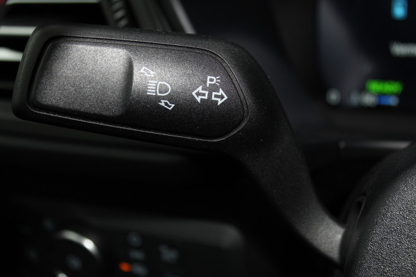 Ford Kuga 2.5-243pk PHEV ST-Line X. Trekgewicht 2.100kg. Nieuw Model ! Van €. 54.937,- voor €. 43.735,- Trekgewicht van 2.100kg ! Elektr. panodak., elektr. trekhaak, stoel-, stuur- en voorraamverw., 360gr. Camera, HUD, AppleCarplay/Androidauto, Elektr. verstelb. comfortstoelen, LED verl.