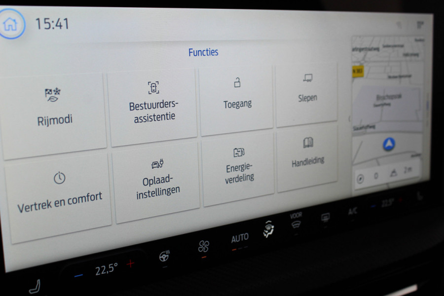 Ford Kuga 2.5-243pk PHEV ST-Line X. Trekgewicht 2.100kg. Nieuw Model ! Van €. 54.937,- voor €. 43.735,- Trekgewicht van 2.100kg ! Elektr. panodak., elektr. trekhaak, stoel-, stuur- en voorraamverw., 360gr. Camera, HUD, AppleCarplay/Androidauto, Elektr. verstelb. comfortstoelen, LED verl.