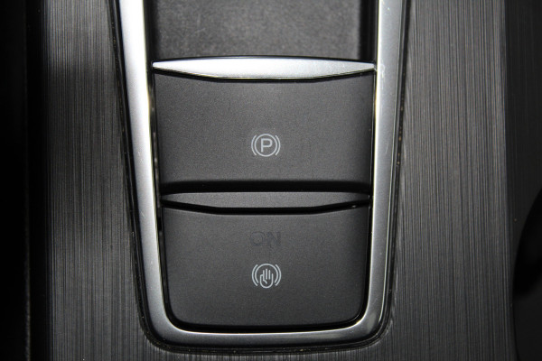 Ford Kuga 2.5-243pk PHEV ST-Line X. Trekgewicht 2.100kg. Nieuw Model ! Van €. 54.937,- voor €. 43.735,- Trekgewicht van 2.100kg ! Elektr. panodak., elektr. trekhaak, stoel-, stuur- en voorraamverw., 360gr. Camera, HUD, AppleCarplay/Androidauto, Elektr. verstelb. comfortstoelen, LED verl.