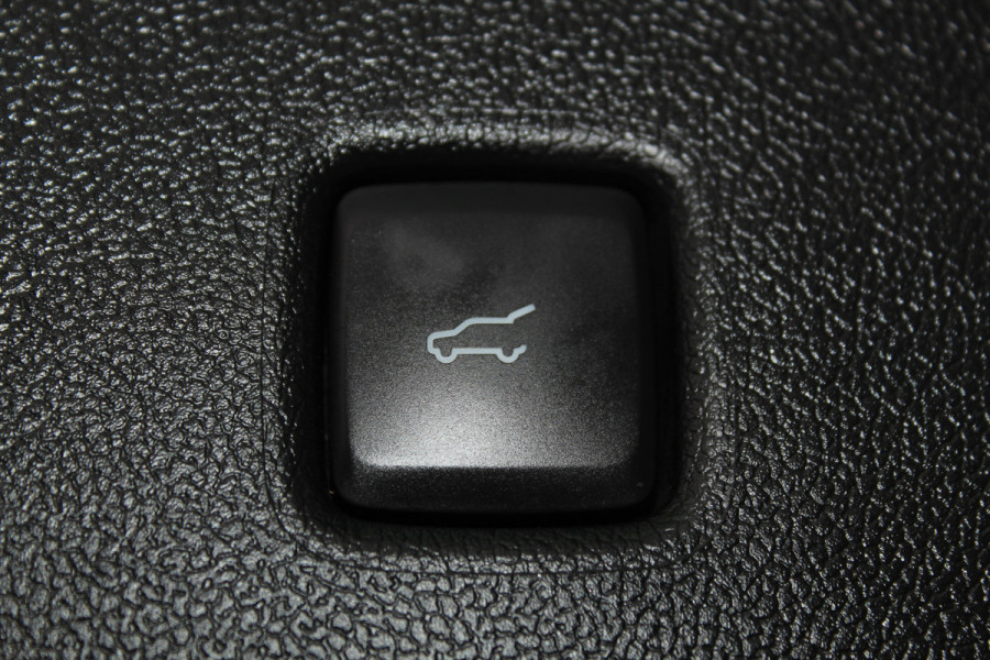 Ford Kuga 2.5-243pk PHEV ST-Line X. Trekgewicht 2.100kg. Nieuw Model ! Van €. 54.937,- voor €. 43.735,- Trekgewicht van 2.100kg ! Elektr. panodak., elektr. trekhaak, stoel-, stuur- en voorraamverw., 360gr. Camera, HUD, AppleCarplay/Androidauto, Elektr. verstelb. comfortstoelen, LED verl.