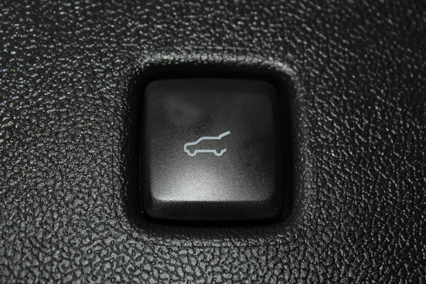 Ford Kuga 2.5-243pk PHEV ST-Line X. Trekgewicht 2.100kg. Nieuw Model ! Van €. 54.937,- voor €. 43.735,- Trekgewicht van 2.100kg ! Elektr. panodak., elektr. trekhaak, stoel-, stuur- en voorraamverw., 360gr. Camera, HUD, AppleCarplay/Androidauto, Elektr. verstelb. comfortstoelen, LED verl.