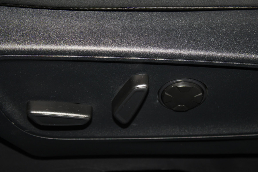 Ford Kuga 2.5-243pk PHEV ST-Line X. Trekgewicht 2.100kg. Nieuw Model ! Van €. 54.937,- voor €. 43.735,- Trekgewicht van 2.100kg ! Elektr. panodak., elektr. trekhaak, stoel-, stuur- en voorraamverw., 360gr. Camera, HUD, AppleCarplay/Androidauto, Elektr. verstelb. comfortstoelen, LED verl.