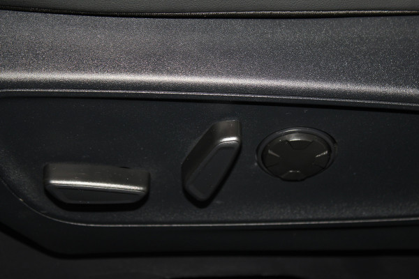 Ford Kuga 2.5-243pk PHEV ST-Line X. Trekgewicht 2.100kg. Nieuw Model ! Van €. 54.937,- voor €. 43.735,- Trekgewicht van 2.100kg ! Elektr. panodak., elektr. trekhaak, stoel-, stuur- en voorraamverw., 360gr. Camera, HUD, AppleCarplay/Androidauto, Elektr. verstelb. comfortstoelen, LED verl.