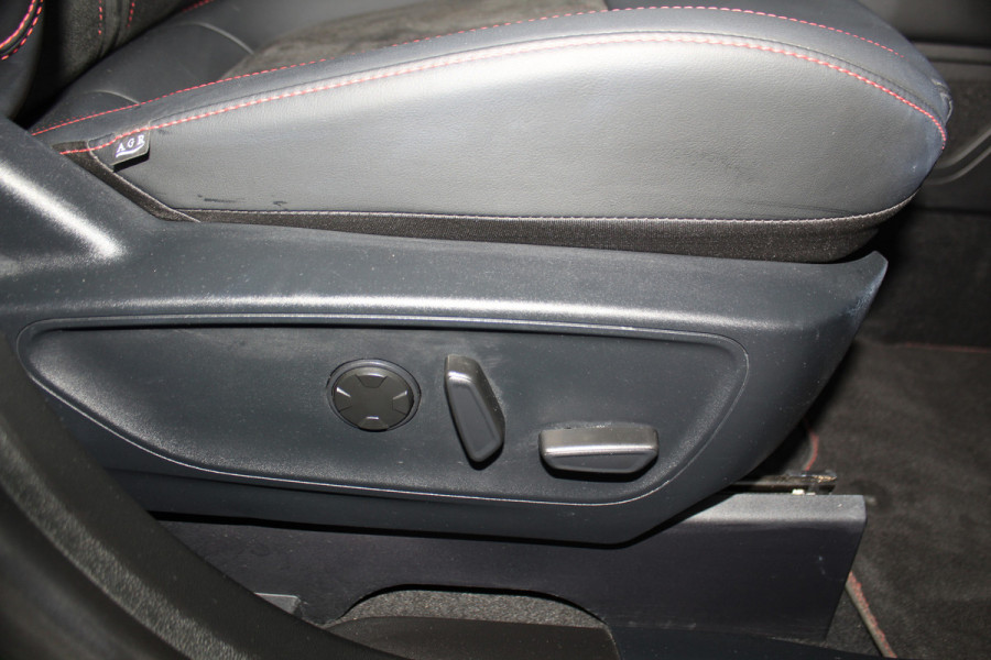 Ford Kuga 2.5-243pk PHEV ST-Line X. Trekgewicht 2.100kg. Nieuw Model ! Van €. 54.937,- voor €. 43.735,- Trekgewicht van 2.100kg ! Elektr. panodak., elektr. trekhaak, stoel-, stuur- en voorraamverw., 360gr. Camera, HUD, AppleCarplay/Androidauto, Elektr. verstelb. comfortstoelen, LED verl.